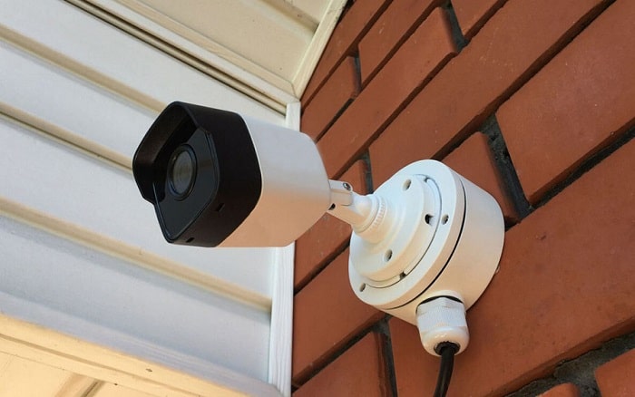 Камера видеонаблюдения на стене.